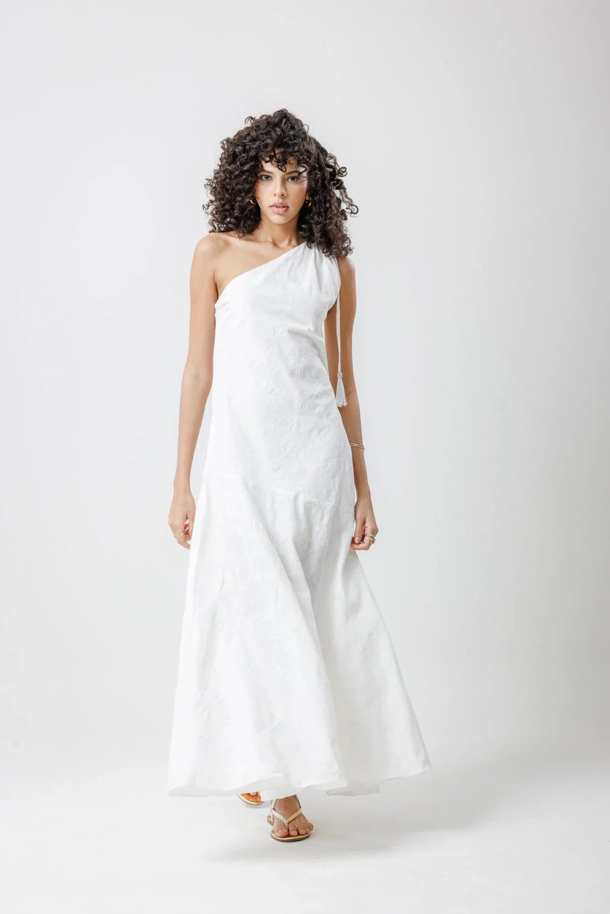 Robe longue brodée romaine