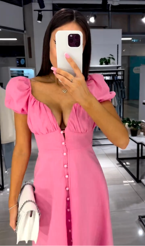 Robe rose glamour à boutons 