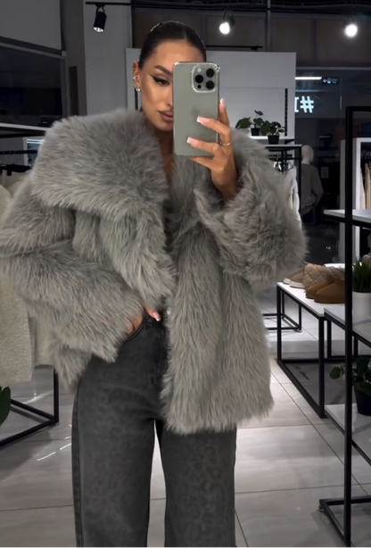 Casaco de Pelúcia Zlata – Cinza Luxuoso 