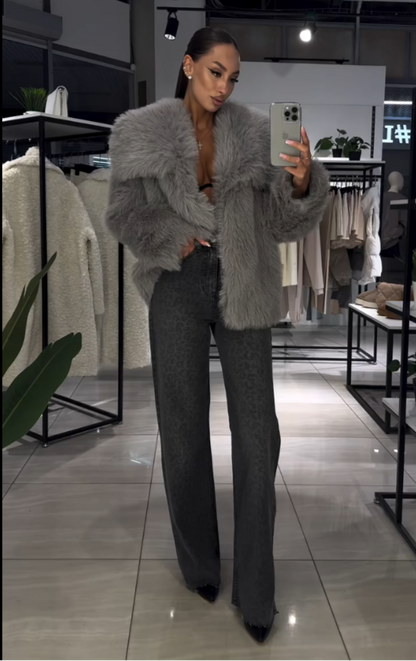 Casaco de Pelúcia Zlata – Cinza Luxuoso 