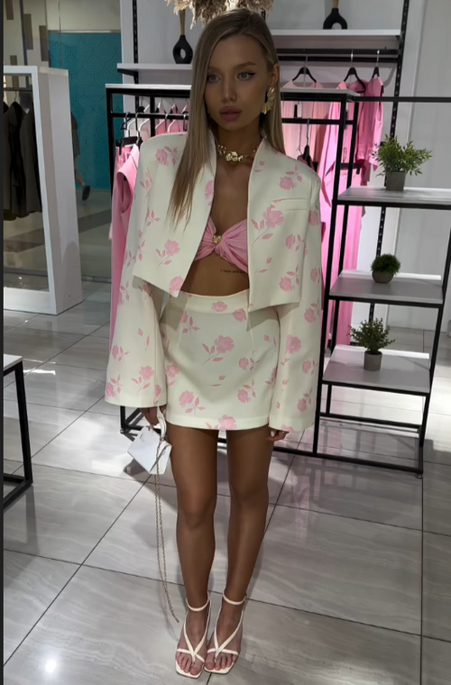 Zlata – Ensemble Floral Rosé avec Blazer et Mini-Jupe