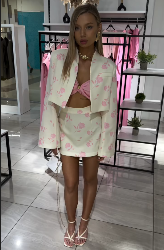 Zlata – Ensemble Floral Rosé avec Blazer et Mini-Jupe