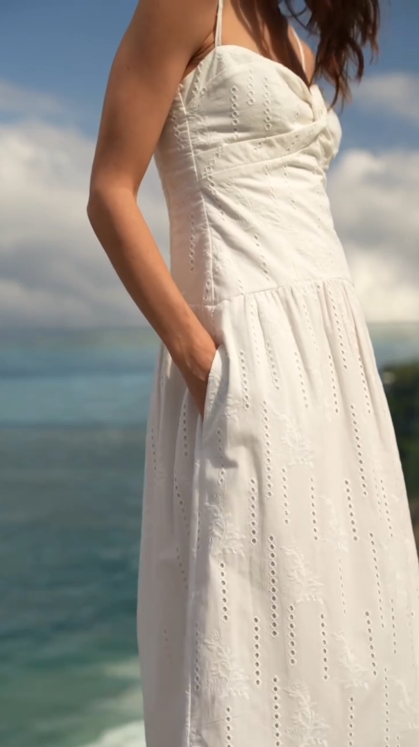 Robe longue blanche à lacets 