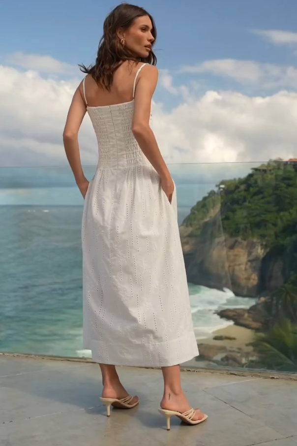Robe longue blanche à lacets 
