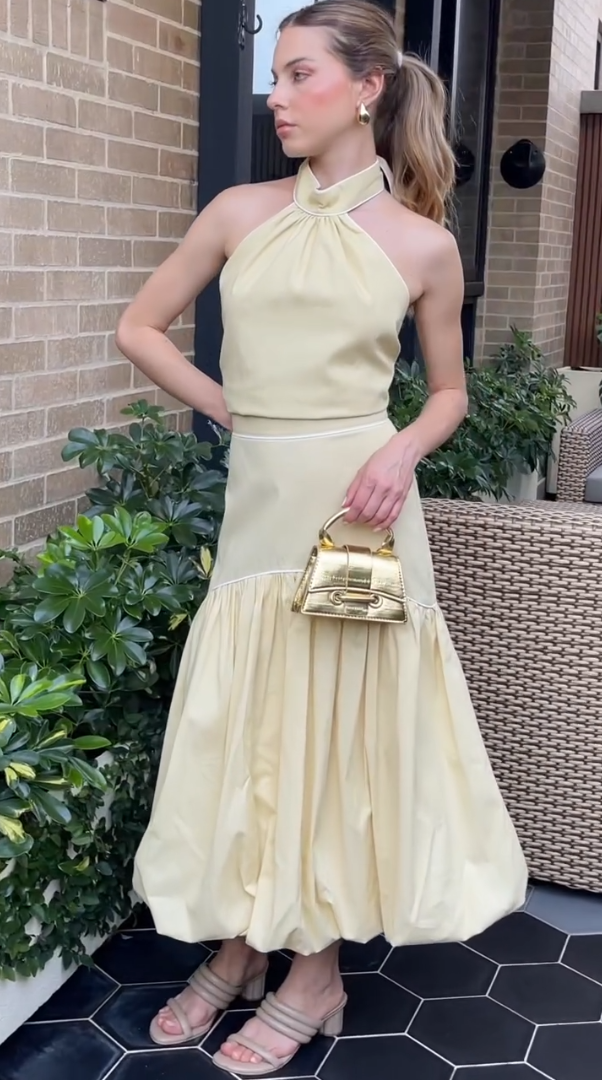 Robe longue dorée chic