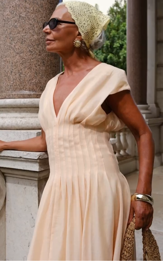 Robe Bege Minimalista avec Decote V et Saia Fluida 