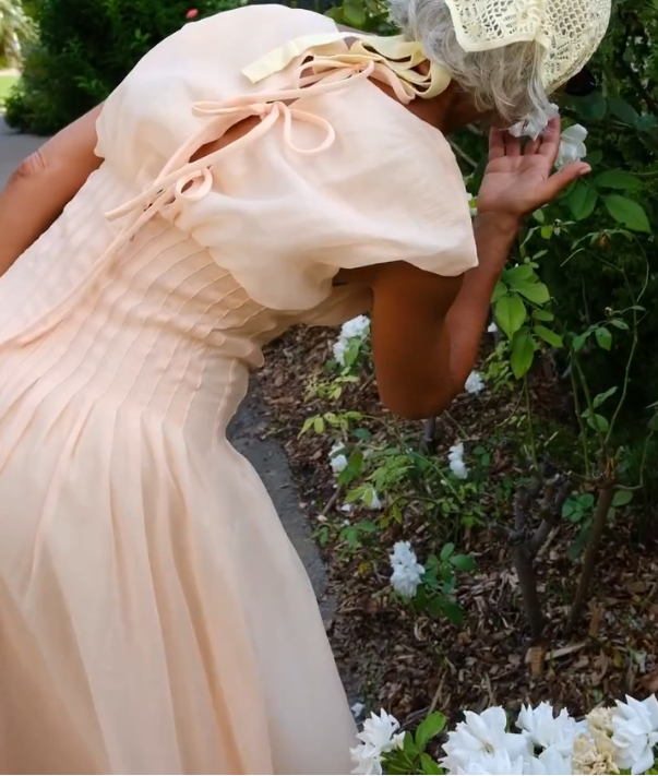 Robe Bege Minimalista avec Decote V et Saia Fluida 