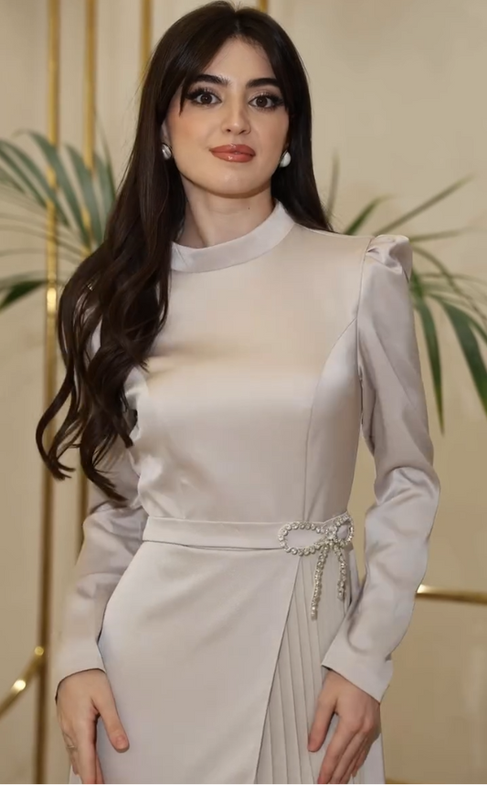 Robe longue élégante en cetim avec dentelle en strass