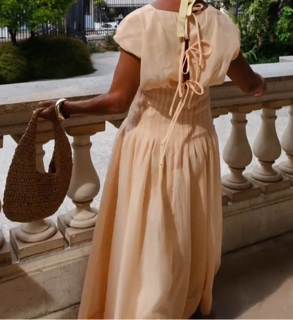 Robe Bege Minimalista avec Decote V et Saia Fluida 