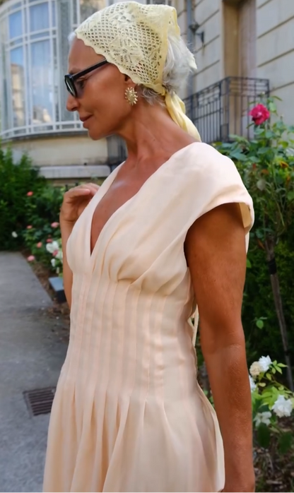 Robe Bege Minimalista avec Decote V et Saia Fluida 