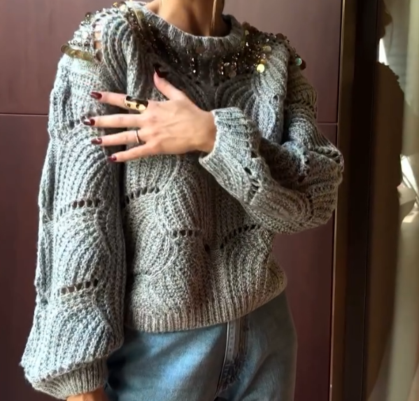 Suéter Tricot Cinza avec Bordado de Paetês
