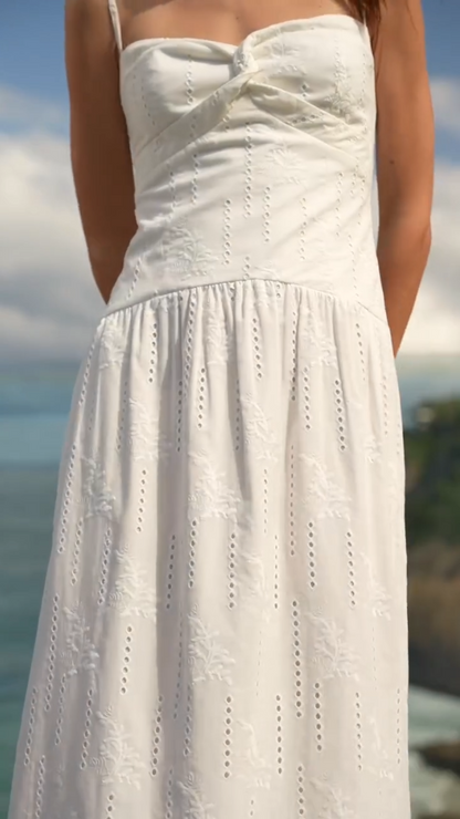 Robe longue blanche à lacets 