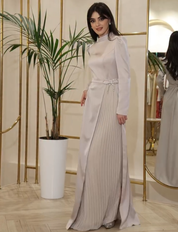 Robe longue élégante en cetim avec dentelle en strass