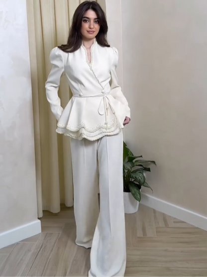Blazer Feminino Off-White avec Pérolas et Cinto Ajustável