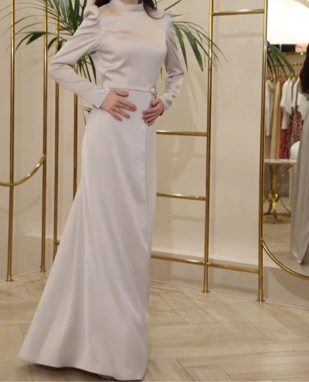 Robe longue élégante en cetim avec dentelle en strass