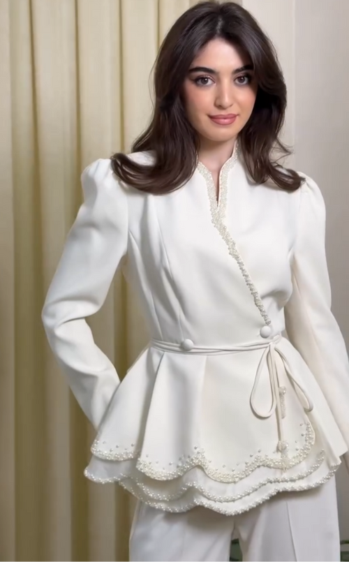 Blazer Feminino Off-White avec Pérolas et Cinto Ajustável