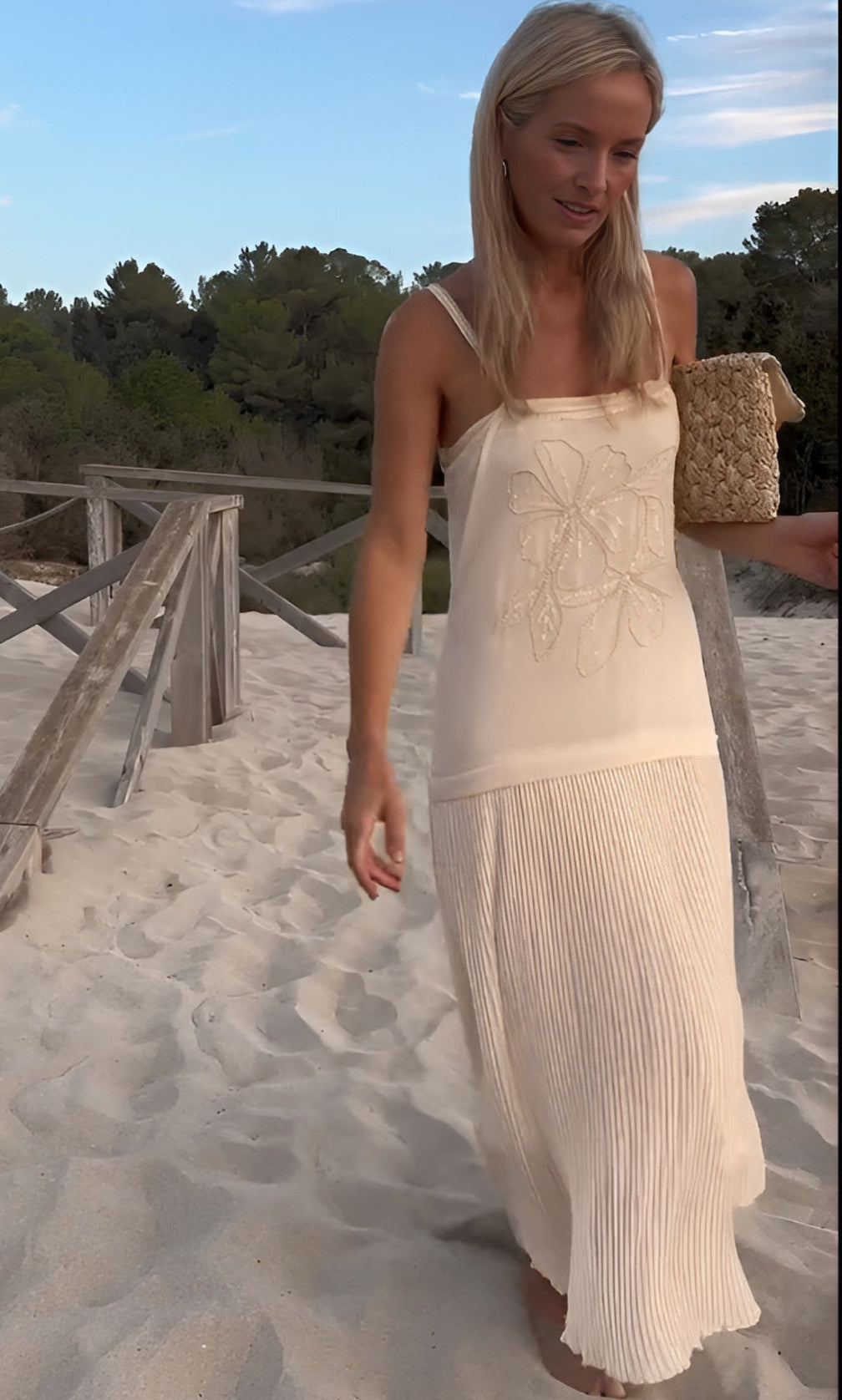 Robe Bege com Bordado em Pérolas Florais